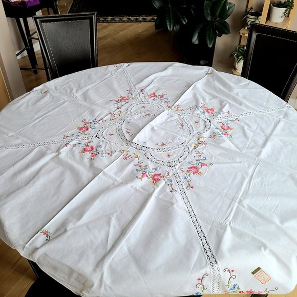 Hand made embroidered cotton table cloth. - Picture 5 of 12